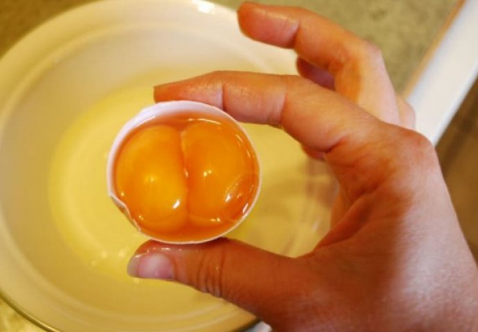 IZNENADIT ĆETE SE: Znate li šta znači kada nađete dva žumanceta u jajetu?