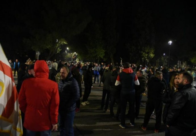 Protest ispred zgrade Vlade CG, okupljeni tražili smjenu Abazovića