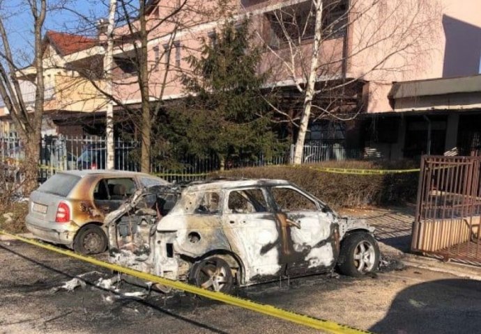 Na Dobrinji izgorio automobil, vatra oštetila još dva vozila u blizini