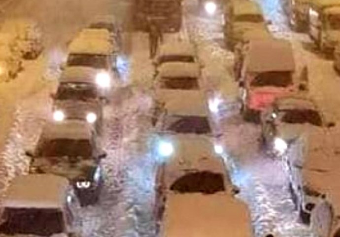 SNJEŽNA OLUJA NAPRAVILA HAOS, hiljade ljudi zatočeno u automobilima koji su se zaglavili u snijegu: Pogledajte snimke iz Grčke i Turske