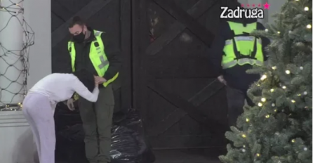 OBEZBJEĐENJE OPKOLILO BIJELU KUĆU! Ona urla iz petnih žila i grebe na kapiju: TRAŽI DA IDE KUĆI (VIDEO)