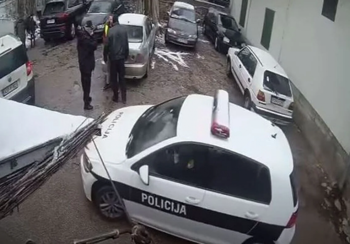 Oglasio se MUP o snimku na kojem policajac Zoran Čegar tuče mladića u Sarajevu