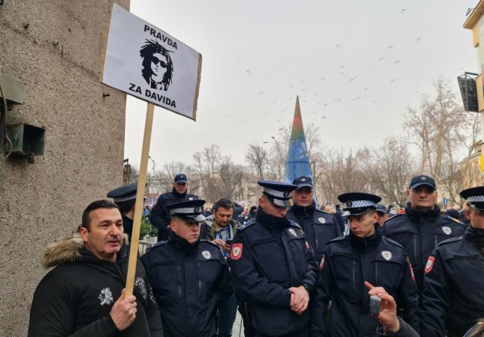 Policajci oslobođeni, Dragičević sa šatorom dolazi pred Tužilaštvo BiH