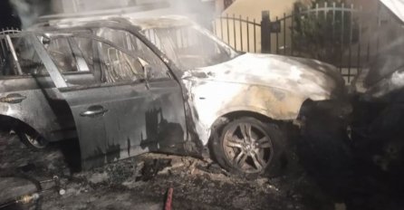 Novi požar u BiH: Gorjeli automobil i kombi