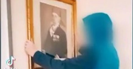 HIT VIDEO IZ SRBIJE - OSNOVAC UZEO PORTRET VUKA KARADŽIĆA I OKRENUO: Evo šta se nalazi na pozadini (VIDEO)