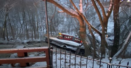Srušio se most, autobus ostao visiti: Strahota u američkom gradu