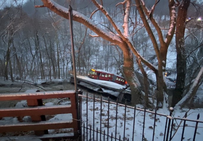 Srušio se most, autobus ostao visiti: Strahota u američkom gradu