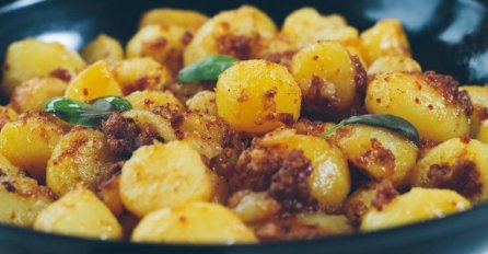 NAPRAVITE KROMPIR PO OVOM RECEPTU I SVI ĆE SE ODUŠEVITI: Savršen prilog svakom jelu, topi se u ustima!(RECEPT)