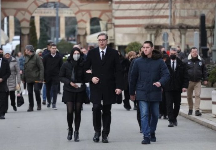 SAHRANA KSENIJE VUČIĆ Milica, Danilo i Aleksandar Vučić stigli na Novo groblje, primaju saučešća