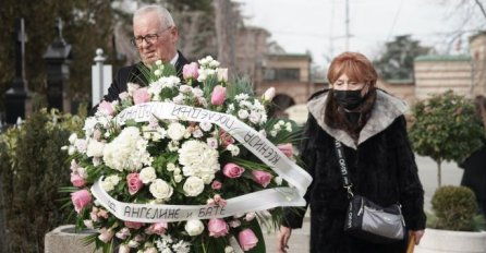 POTRESNE RIJEČI NA VIJENCU: Roditelji predsjednika Vučića stigli na Novo groblje (FOTO)