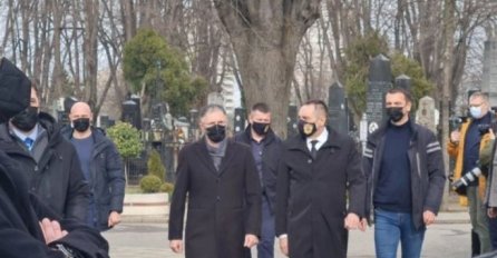 MINISTAR VULIN STIGAO NA SAHRANU NOVINARKE: Prijatelji i porodica se opraštaju od preminule Ksenije (FOTO)