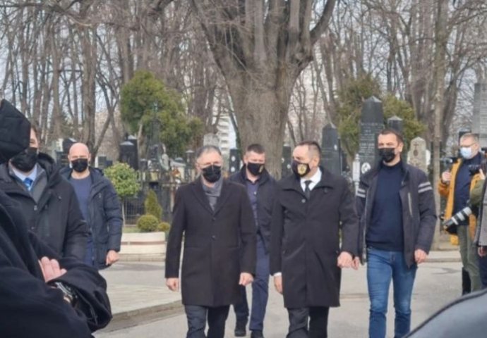 MINISTAR VULIN STIGAO NA SAHRANU NOVINARKE: Prijatelji i porodica se opraštaju od preminule Ksenije (FOTO)