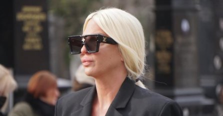 Jelena Karleuša došla na sahranu Ksenije Vučić, u pratnji ovog muškarca: Krije suze ispod tamnih naočara