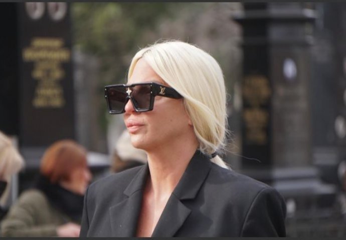 Jelena Karleuša došla na sahranu Ksenije Vučić, u pratnji ovog muškarca: Krije suze ispod tamnih naočara