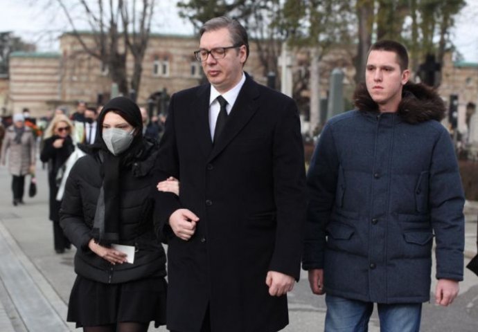 Milica i Danilo Vučić skrhani bolom, predsjednik Aleksandar sve vrijeme uz njih (FOTO)
