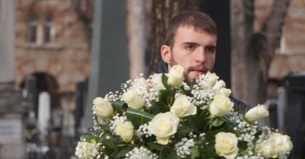 Donio bijele ruže: Veljko Ražnatović došao na Novo groblje da uputi posljednji pozdrav Kseniji Vučić