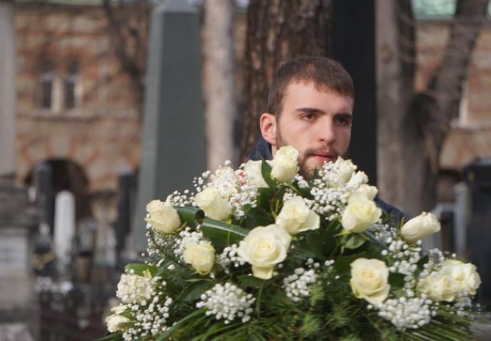 Donio bijele ruže: Veljko Ražnatović došao na Novo groblje da uputi posljednji pozdrav Kseniji Vučić