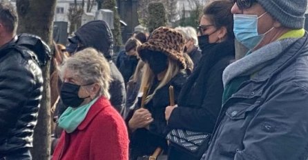 Verica Rakočević uplakana na sahrani Ksenije Vučić, suprug Veljko je tješi