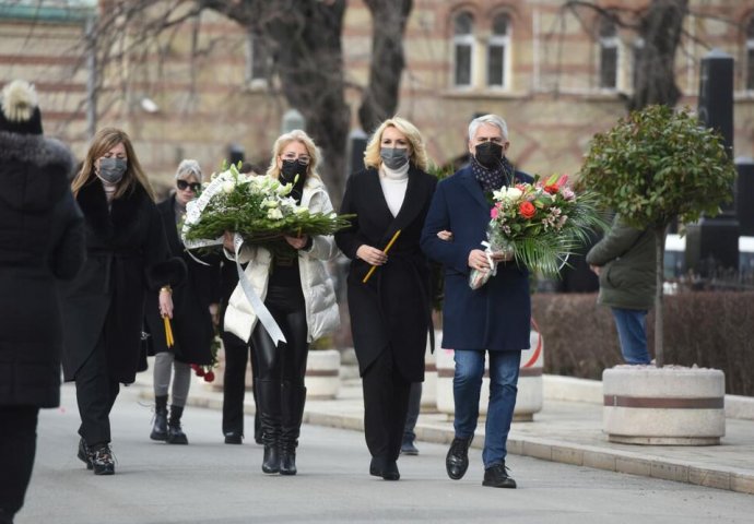 Više ga ne krije: On je novi dečko Darije Kisić, pojavila se s njim na sahrani Ksenije, DOBRO POZNATO LICE