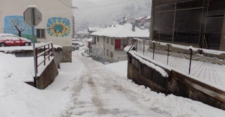 Snijeg blokirao lokalne puteve, prekidi u snabdijevanju strujom u Srebrenici