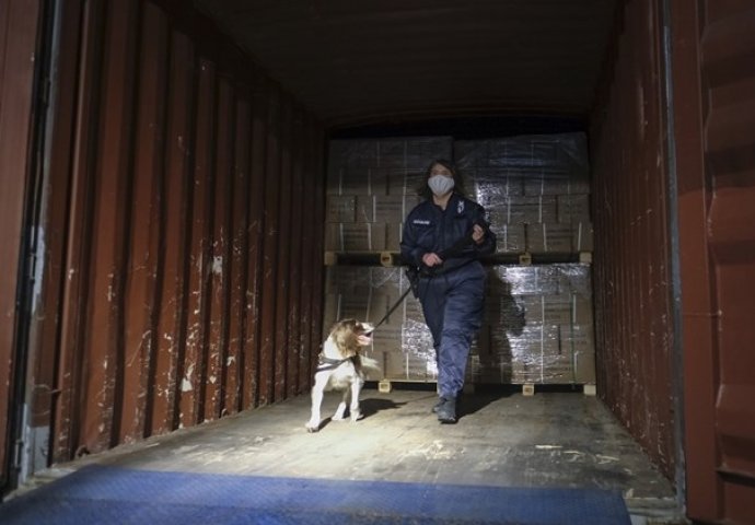 "Prije nego što shvatite što se događa, sjedite pored kriminalca"