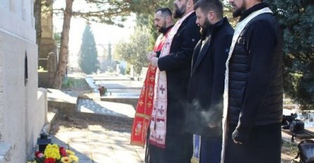 Cvijeće i molitva za Aleksu Šantića u rodnom Mostaru koji mu nije vratio zasluženo mjesto