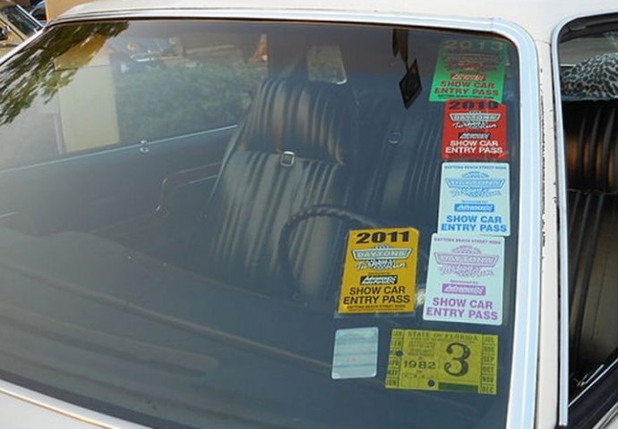 ZNATE LI KAKO SKINUTI NALJEPNICE SA STAKLA AUTOMOBILA? Otkrivamo trik pomoću kojeg ćete ih lako skinuti sve