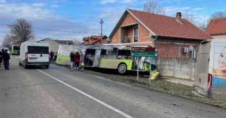 Autobus u Srbiji udario u kuću poslije sudara, devet povrijeđenih