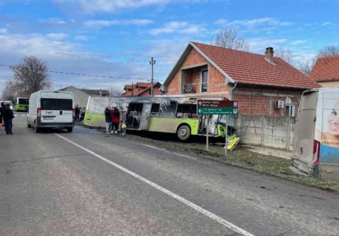 Autobus u Srbiji udario u kuću poslije sudara, devet povrijeđenih