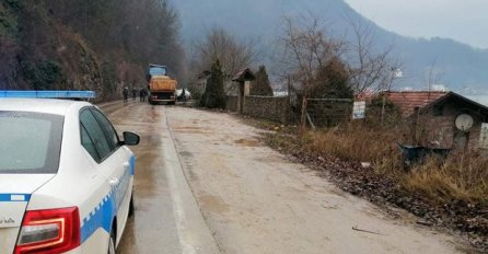 Teretnim vozilom sletio s puta: Vozač kamiona hitno prevezen u bolnicu