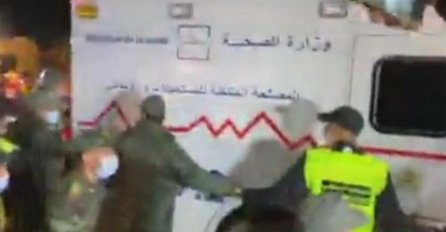 SPASIOCI IZVUKLI DJEČAKA IZ BUNARA: U pratnji roditelja prebačen u bolnicu