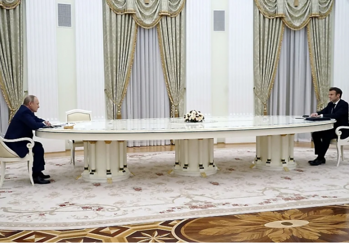 Macron poručio Putinu da nastoji izbjeći rat i izgraditi povjerenje