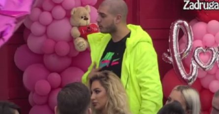 OVO VIŠE NEĆE DA TRPI, DEJAN USTAO I PRED SVIMA ALEKSANDRI OČITAO BUKVICU: Ovome se nije nadala (VIDEO)