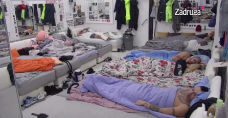 PALO POMIRENJE, DEJAN PREŠAO PREKO SVIH TRZAVICA: Ponovo zagrljeni u krevetu (VIDEO)