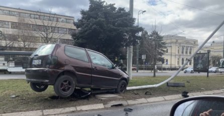 Sarajevo: Vozač automobila se zabio u semafor i oborio ga