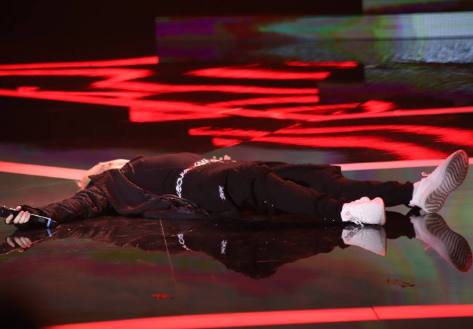 "ZOVITE HITNU POMOĆ" Takmičar PAO NA SCENI: "OVO NIJE DIO KOREOGRAFIJE", žiri nije znao šta da radi (VIDEO)