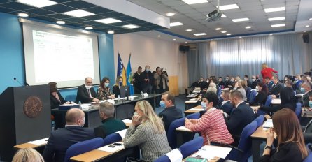 SDP-ovo rukovodstvo skupštine u Tuzli podnijelo ostavke, "preletačica" je PDA-ova zastupnica