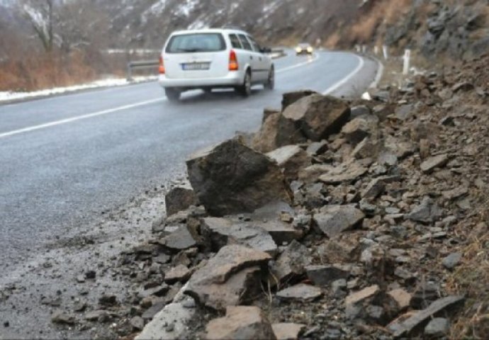 Smanjena vidljivost i opasnost od odrona uzrokovani vremenskim prilikama na cestama širom BiH