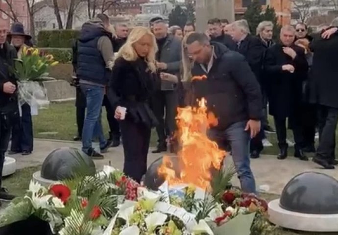 Buknula vatra na grobu Šabana Šaulića