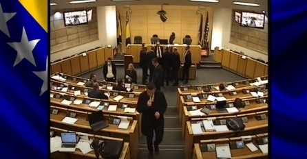 Dok se čeka rasprava o zabrani pušenja – Čampara zapalio cigaretu u sali (VIDEO)