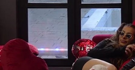 ŠOK U EMISIJI -  DALILA SE UŠUŠKALA TIK UZ NJEGA: Zadrugari preblijedili kad su ih ugledali zajedno (VIDEO)