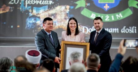 Benjamina Karić primila priznanje "Počasni građanin Bužima"