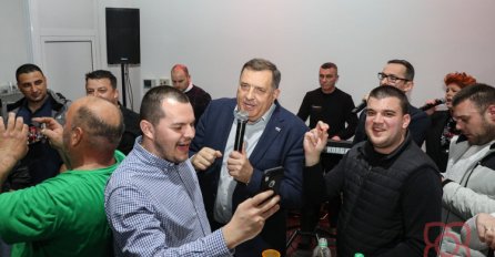 SNSD proglasio pobjedu na izborima za savjete mjesnih zajednica: Dodik uzeo mikrofon i zapjevao