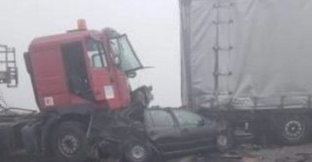 Haos na autoputu u Srbiji: Sudarilo se desetak vozila, jedan automobil potpuno smrskan