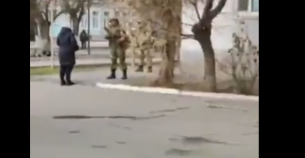 Žena iz Ukrajine stala ispred ruskog vojnika: Zašto ste došli u moju zemlju? (VIDEO)