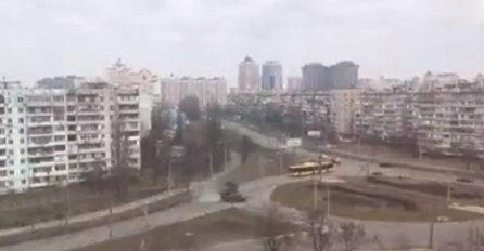 Ruska oklopna vozila u Kijevu (VIDEO)