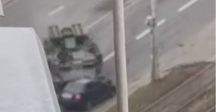 Ruski oklopnjak u Kijevu pregazio civilni auto u vožnji