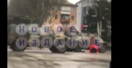 Video dana: Ukrajinac pokušava zaustaviti ruske oklopnjake