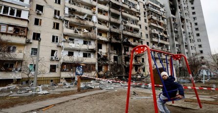 U Kijevu pogođena stambena zgrada, stanovnici u skloništima (FOTO/VIDEO)