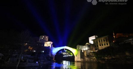 Stari most u Mostaru večeras je osvijetljen bojama ukrajinske zastave